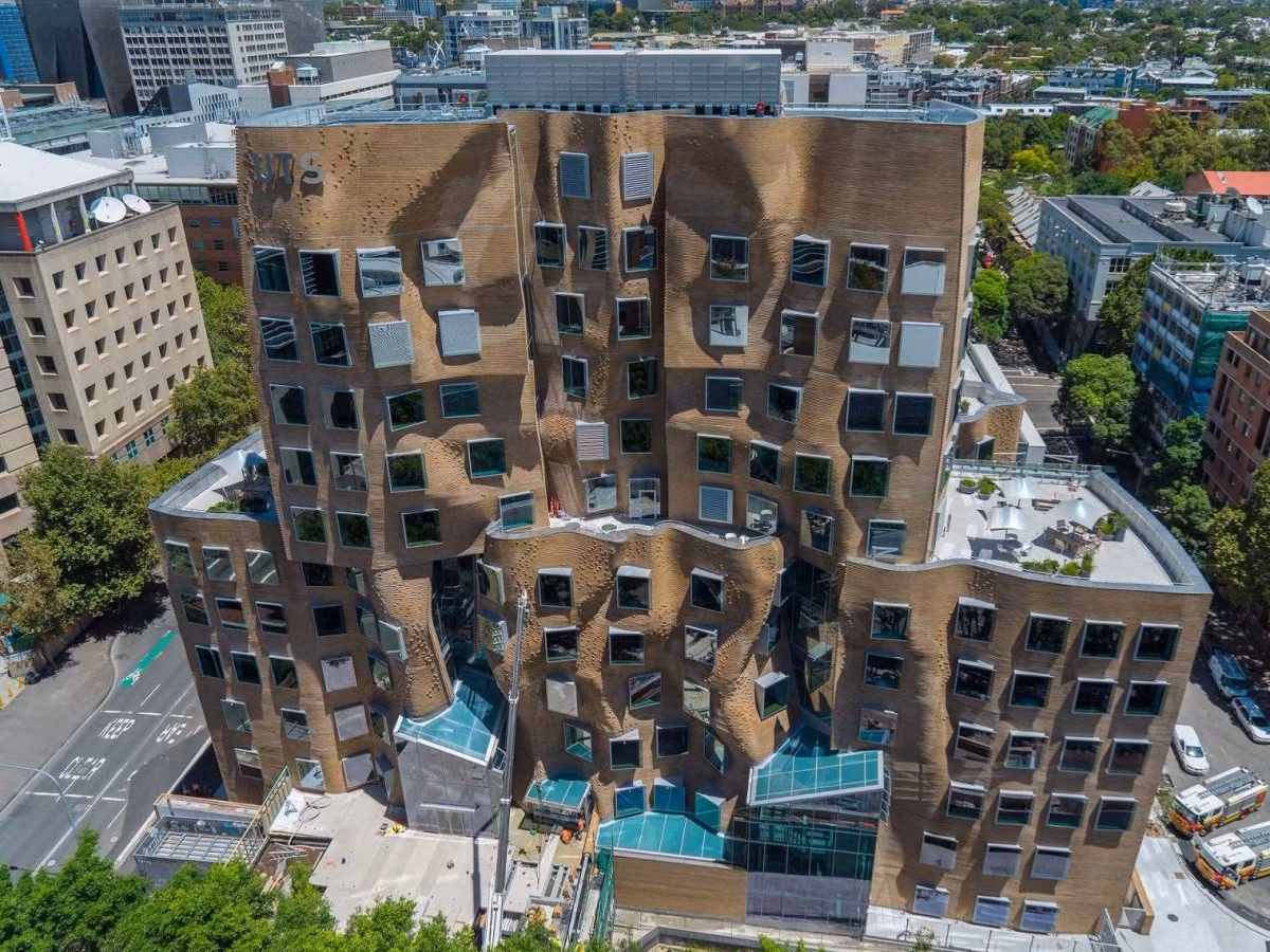 Công trình nổi bật mà gần đây kiến trúc sư Frank Gehry thiết kế chính là trụ sở mới của Facebook - một tòa nhà hiện đại bậc nhất thế giới. Ngoài ra, công trình có thiết kế kỳ quặc khác của Gehry là tòa nhà Chau Chak Wink (ảnh). Nằm trong khuôn viên Đại học Công nghệ Sydney, tòa nhà giống như “những chiếc túi nhàu nát”.