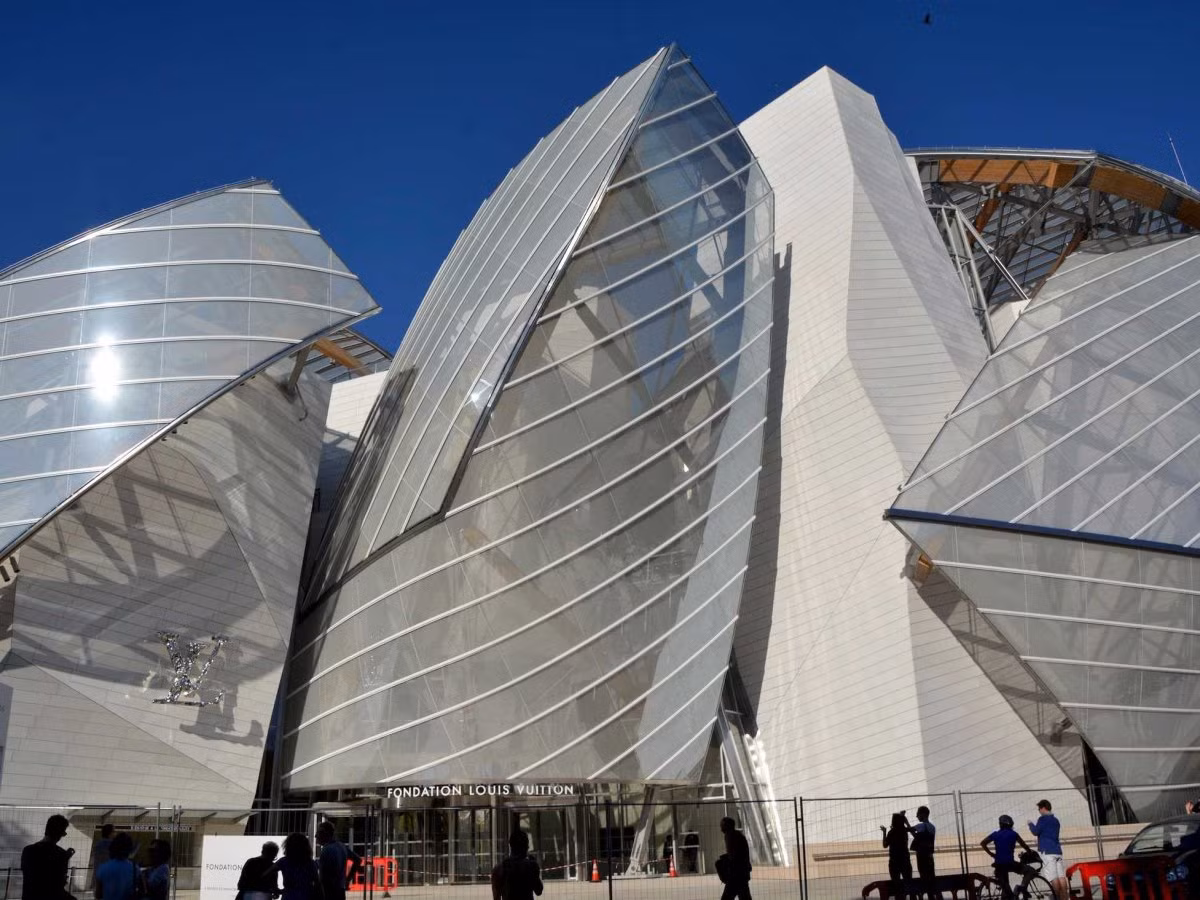 Tòa nhà hình còn thuyền buồm của thương hiệu thời trang nổi tiếng Louis Vuitton ở Paris (Pháp) do Gehry thiết kế và hoàn thành năm ngoái.