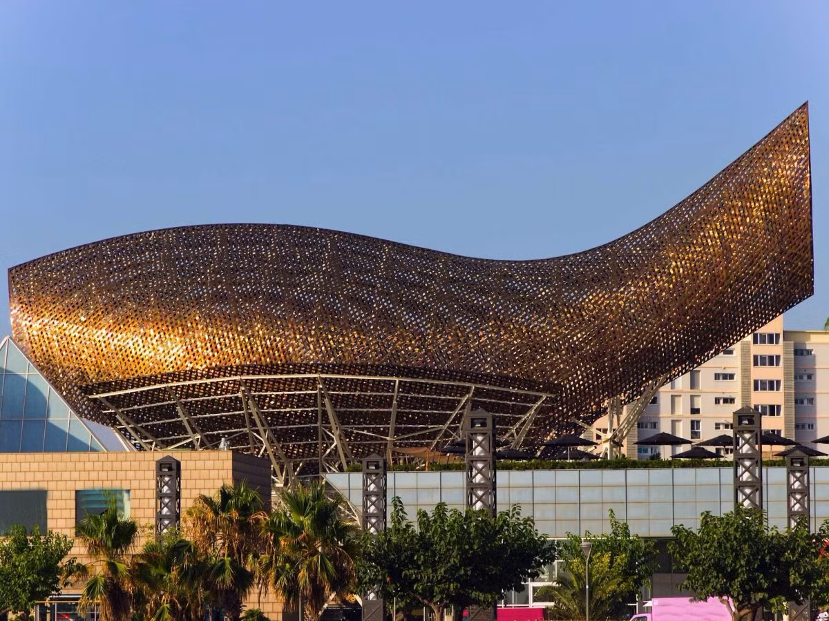 Tòa nhà hình cá mà Frank Gehry được xây dựng nhằm phục vụ cho Olympics 1992 tại Barcelona, Tây Ban Nha.