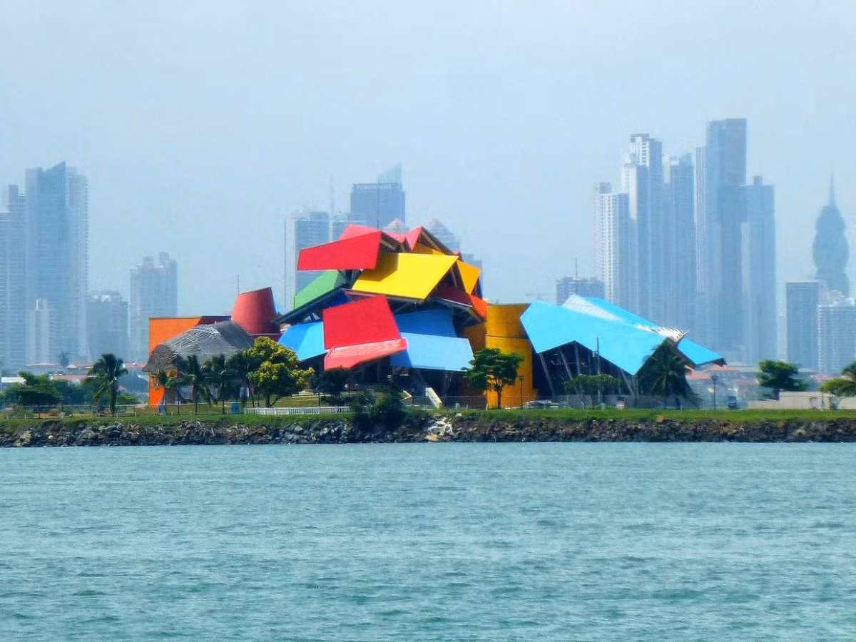 Bảo tàng Biomuseo màu mè nằm gần kênh đào Panama của kiến trúc sư Gehry cũng vừa được hoàn thành năm 2014.