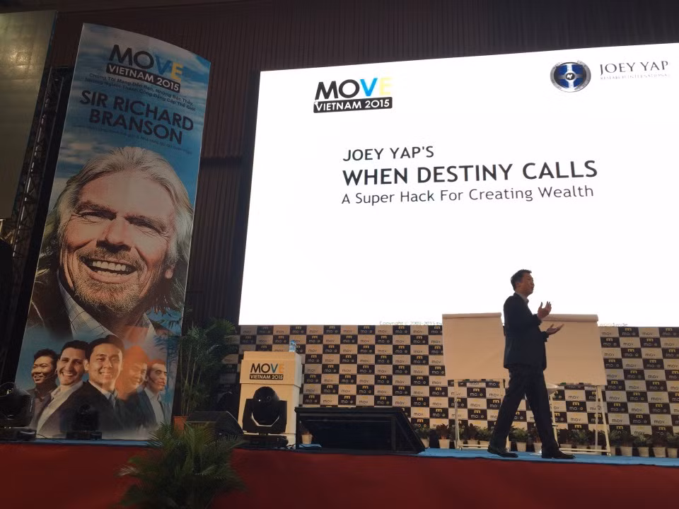 Buổi giao lưu cùng tỷ phú Branson, là sự kiện kết nối doanh nhân, nhà đầu tư lớn nhất trong năm, được tổ chức bởi Công ty cổ phần Đầu tư Kết nối Doanh nhân và Tầm nhìn thế giới (M.O.V.E).