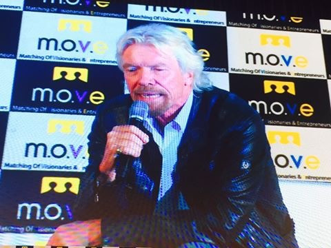 Trong buổi diễn thuyết, tỷ phú người Anh mở đầu bằng việc giới thiệu câu chuyện khởi nghiệp đầy khó khăn của bản thân.