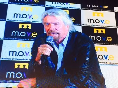 Trong buổi diễn thuyết, tỷ phú người Anh mở đầu bằng việc giới thiệu câu chuyện khởi nghiệp đầy khó khăn của bản thân.