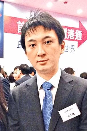 Năm 2011, thiếu gia Sicong từng được người bố tặng cho số cổ phiếu trị giá 15 triệu USD để tập đầu tư. Sau đó không lâu, thiếu gia này lại được bố cho thêm 76 triệu USD để mở công ty sản xuất game tên Pusi mà anh đang điều hành.