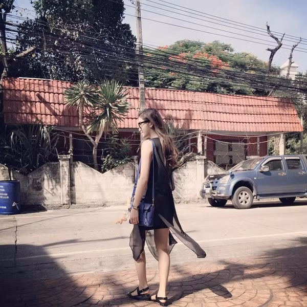 Cô sở hữu chiếc túi Phillip Lim Pashli Satchel có giá khoảng 20 triệu đồng.