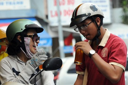 Hàng nước trên đường Đinh Tiên Hoàng (quận 1), khách ghé vào uống nước giải khát trước khi tiếp tục di chuyển.
