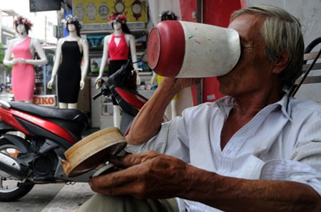 Ông Ngô Văn Bé (65 tuổi) làm nghề sửa xe trên đường Cách Mạng Tháng 8, quận 3 phải liên tục uống nước để giải khát trong cơn nắng nóng.