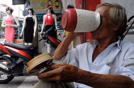 Ông Ngô Văn Bé (65 tuổi) làm nghề sửa xe trên đường Cách Mạng Tháng 8, quận 3 phải liên tục uống nước để giải khát trong cơn nắng nóng.