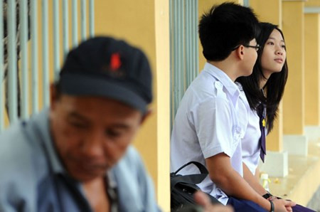 Những học sinh trường Nguyễn Thị Minh Khai trốn nắng sau giờ nghỉ trưa.