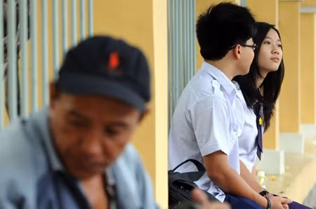 Những học sinh trường Nguyễn Thị Minh Khai trốn nắng sau giờ nghỉ trưa.