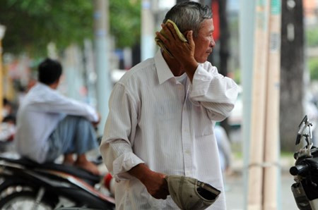 Theo Đài khí tượng thủy văn khu vực Nam bộ, trong những ngày qua nhiệt độ tại TP HCM xấp xỉ đạt 37 độ C, ở những nơi bê-tông hóa cao, nhiệt độ có thể đạt 40 độ C. Thời tiết nắng nóng khiến sinh hoạt của người dân TP HCM bị ảnh hưởng khá nhiều.