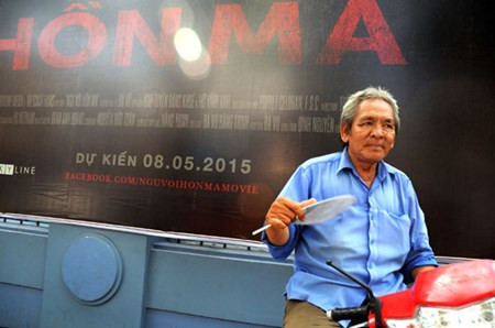 Ông Tám (49 tuổi) dù đã tìm được chỗ có nhiều bóng cây trên đường Nguyễn Du, quận 1, nhưng thời tiết oi bức khiến người vã mồ hôi như tắm, ông phải thường xuyên dùng quạt để bớt nóng.