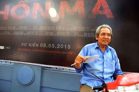 Ông Tám (49 tuổi) dù đã tìm được chỗ có nhiều bóng cây trên đường Nguyễn Du, quận 1, nhưng thời tiết oi bức khiến người vã mồ hôi như tắm, ông phải thường xuyên dùng quạt để bớt nóng.