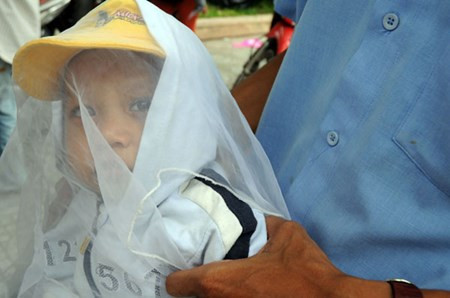 Tại Bệnh viện Nhi Đồng 2 (quận 10) nhiều phụ huynh đưa con em đến khám bệnh vì bị sốt cao. Anh Hoàng Văn Tuấn (ngụ quận Tân Bình) chở con trai đi khám cho biết: "Mấy hôm nay trời nắng quá nên con trai bị sốt cao, tôi phải nghỉ làm để đưa cháu vào viện khám".