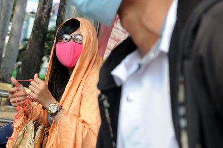 Hà Anh (27 tuổi, nhân viên văn phòng) cho hay: "Tôi thường đi xe máy đến công ty, nhưng mấy hôm nay trời nắng quá phải bắt xe buýt đi cho thuận tiện. Dù vậy, nhưng vẫn phải trùm kín mới dám ra đường".