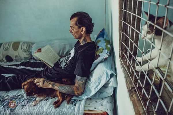 Khi còn ở phố Tây (Q.1, TP. HCM), vợ chồng Leopold có một căn nhà dùng làm tiệm cắt tóc và cho các khách nước ngoài thuê phòng. Vợ chồng anh quyết định thuê căn nhà đó để thuận tiện cho việc thực hiện dự án cứu giúp động vật. Vì một vài trục trặc nhỏ, anh Leo đã không thể ở cùng vợ và anh thuê một căn nhà khác ở quận 2 để nuôi chó mèo bị bỏ rơi.