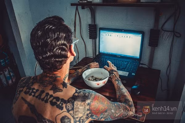 Ngôi nhà của "Leo và những người bạn" chỉ tầm 15m2. Chỉ có duy nhất một phòng và Leo dành phòng đó cho tất cả gần 60 chú mèo mà anh đang nuôi nấng. Anh ngủ ở gian trước của ngôi nhà, nơi có một chiếc bàn làm việc với máy tính và một chiếc giường nhỏ. Leo hiện điều hành trang web về bảo vệ động vật. Tất cả số tiền dành dụm được bằng những công việc trước đây, anh dành để mua thức ăn và đưa chó, mèo bệnh đi chữa trị.