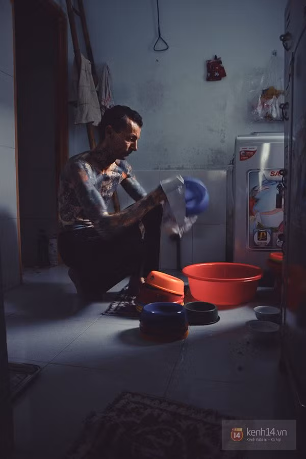 Góc bếp và nhà vệ sinh. Leo đang lau rửa những cái thau đựng thức ăn cho mèo.