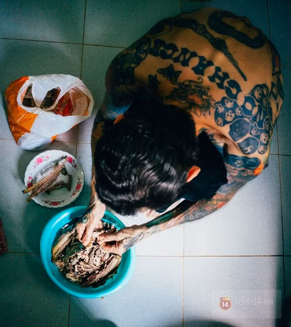 Một ngày, Leo phải chi ra hơn 300 nghìn tiền mua thức ăn cho tất cả lũ chó mèo nhà mình. Chưa kể đến tiền thuốc men và tiêm vacxin định kỳ cho từng con.