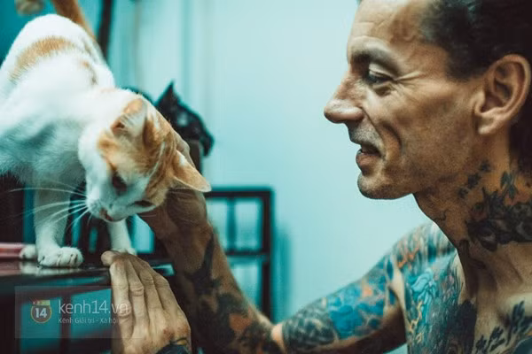 Một ngày Leo dọn phòng cho những chú mèo 3 lần, 1 lần dọn dẹp trong vòng nửa tiếng.