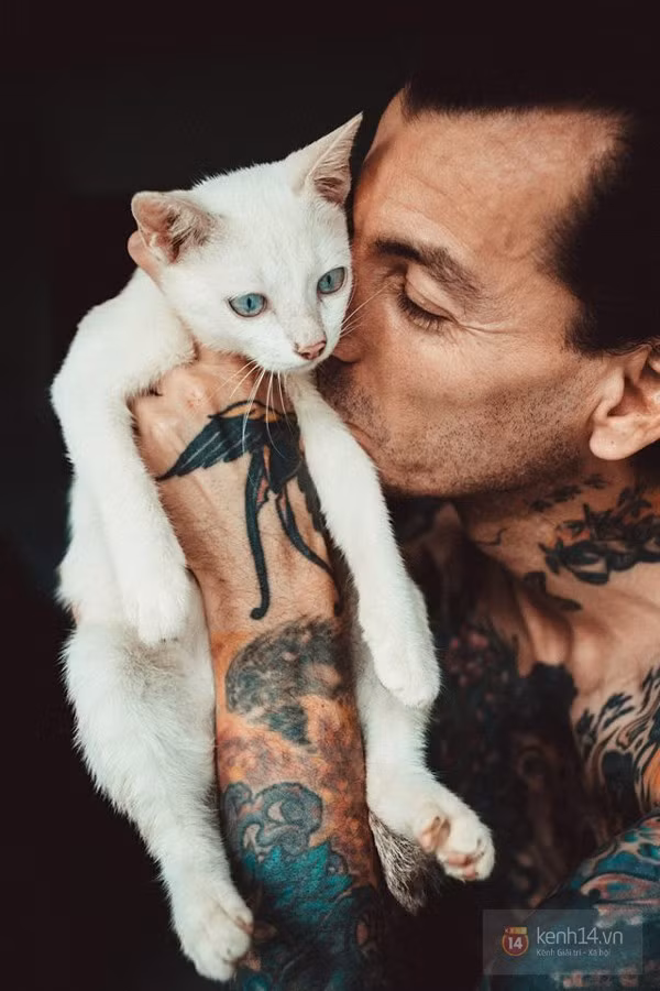 Leo rất ít khi ra khỏi nhà vì phải chăm sóc cho từng con chó, mèo trong nhà mình. Khi những người bạn của anh biết có trường hợp chó mèo bị bỏ rơi hoặc bị thương cần cứu giúp thì sẽ mang đến tận nhà cho Leo, hoặc gọi anh đến địa điểm tìm thấy con vật bị bỏ rơi đó.