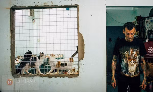 Sau đó, anh rời nước Pháp để đến Campuchia làm ăn theo lời mời của một người quen. Tại đây anh đã gặp vợ mình - một phụ nữ Việt Nam nên quyết định chuyển sang Việt Nam sinh sống. Leo dành căn phòng duy nhất trong ngôi nhà trọ nhỏ hẹp để cho lũ mèo sinh sống.