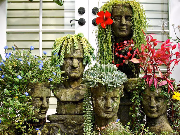 Những bộ tóc từ cây hoa cỏ khiến chiếc chậu hoa hình đầu người trông đẹp mắt hơn nhiều.