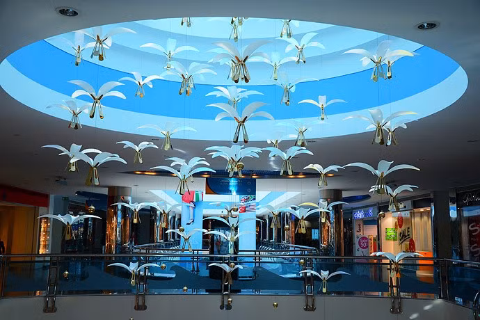 Dubai Mall là trung tâm mua sắm giải trí nhất lớn nhất và sang trọng nhất nằm ở Dubai. Được đầu tư 20 tỷ USD vào năm 2009, Dubai Mall có diện tích cực lớn, lên đến 1,12 triệu mét vuông, trong đó diện tích trưng bày các cửa hàng bằng diện tích 50 sân bóng đá. Con số này phá vỡ kỷ lục thế giới, vượt qua các khu mua sắm lớn ở Mỹ và châu Âu, được xem là trung tâm mua sắm lớn nhất thế giới.