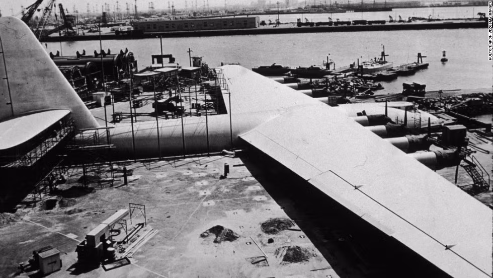 4. Hughes H-4 Hercules: Chiếc H-4 Hercules, hay còn gọi là Spruce Goose, là máy bay trên biển lớn được thiết kế và xây dựng bởi phi công và nhà sản xuất phim Mỹ Howard Hughes trong năm 1947. Chiếc Spruce Goose khổng lồ, còn được gọi là Flying Boat (Thuyền bay), được xây dựng để chở 700 lính. Làm hoàn toàn bằng gỗ (chủ yếu là gỗ bạch dương), nó chỉ cất cánh một lần duy nhất và hiện đang trưng bày ở bảo tàng.