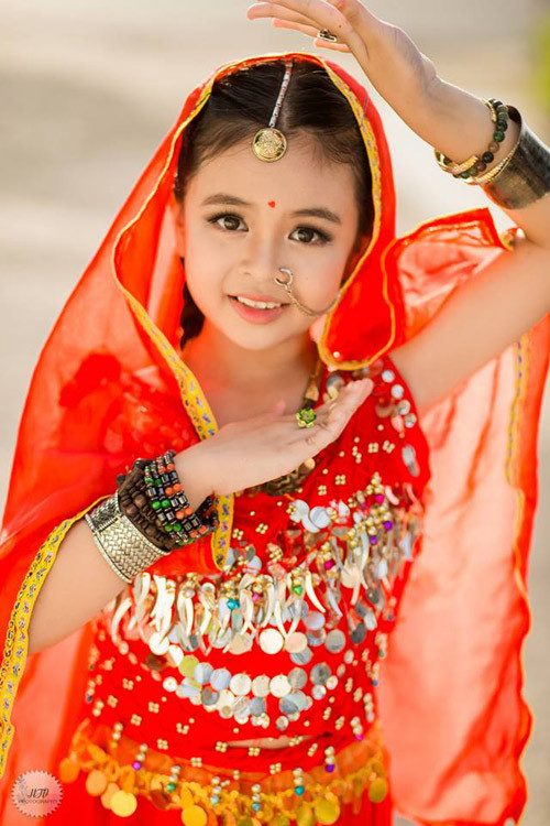 Cô bé sở hữu khuôn mặt bầu bĩnh, đôi mắt to, tròn, làn da trắng và hai hàng chân mày đen dài. Hóa thân thành nhân vật Anandi trong trang phục truyền thống, nhìn cô bé không khác một thiếu nữ Ấn Độ, mang vẻ đẹp đậm đà, dễ thương khiến bất cứ ai xem hình cũng phải thốt lên “xinh quá”, “đáng yêu quá”…