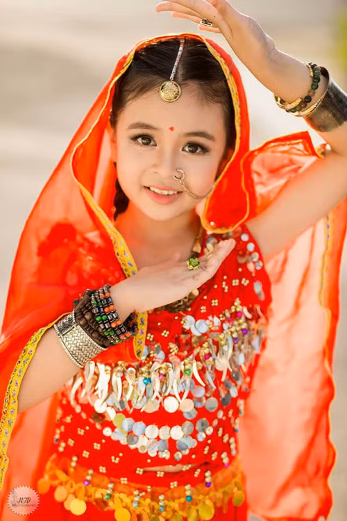 Cô bé sở hữu khuôn mặt bầu bĩnh, đôi mắt to, tròn, làn da trắng và hai hàng chân mày đen dài. Hóa thân thành nhân vật Anandi trong trang phục truyền thống, nhìn cô bé không khác một thiếu nữ Ấn Độ, mang vẻ đẹp đậm đà, dễ thương khiến bất cứ ai xem hình cũng phải thốt lên “xinh quá”, “đáng yêu quá”…