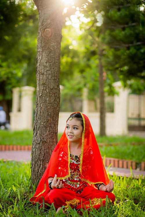 Với bộ ảnh cosply độc đáo này, Vy được cộng đồng mạng gọi là “Anandi phiên bản Việt”. Bộ ảnh được thực hiện bởi nhiếp ảnh gia Huỳnh Tuấn Vũ.