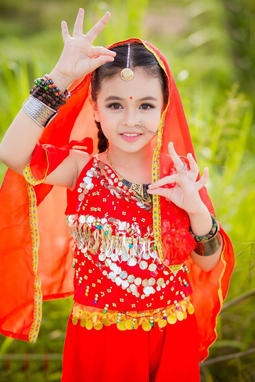 Cô bé thể hiện những động tác giống hệt Anandi (nhân vật chính trong phim "Cô dâu 8 tuổi"). Quỳnh Châu, chị gái Tường Vy cho biết: “Từ khi còn nhỏ, mọi người đã thấy Vy có nét giống người Ấn Độ, như kiểu con lai vậy. Nhân tiện bộ phim “Cô dâu 8 tuổi” đang hot nên mình dẫn bé đi chụp theo phong cách Anandi để lưu giữ khoảnh khắc tuổi thứ 8 cho bé”.