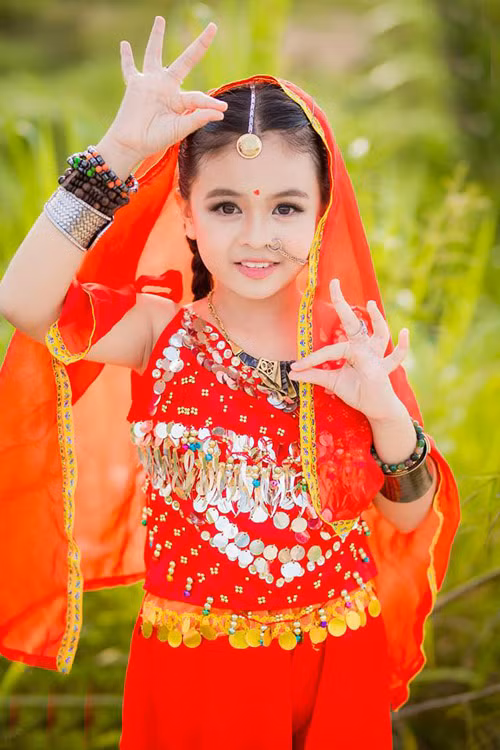 Cô bé thể hiện những động tác giống hệt Anandi (nhân vật chính trong phim "Cô dâu 8 tuổi"). Quỳnh Châu, chị gái Tường Vy cho biết: “Từ khi còn nhỏ, mọi người đã thấy Vy có nét giống người Ấn Độ, như kiểu con lai vậy. Nhân tiện bộ phim “Cô dâu 8 tuổi” đang hot nên mình dẫn bé đi chụp theo phong cách Anandi để lưu giữ khoảnh khắc tuổi thứ 8 cho bé”.