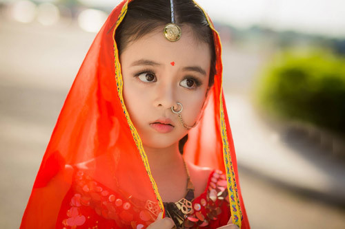 Một trong những bức ảnh khiến cộng đồng mạng mê mẩn vì vẻ mặt lạnh và quyến rũ của cô bé. Quỳnh Châu cho biết thêm, Tường Vy là cô bé rất thông minh, lanh lợi, suốt ba năm liền là học sinh giỏi. Mọi người xung quanh rất yêu quý Tường Vy vì khuôn mặt dễ thương và tính cách hòa đồng của bé.