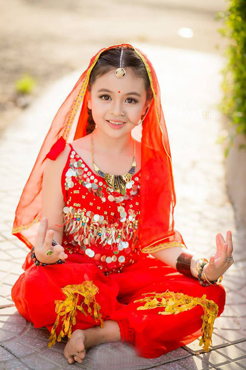 Vy được nhiều người yêu quý bởi khuôn mặt dễ thương và tính cách cởi mở, hòa đồng.