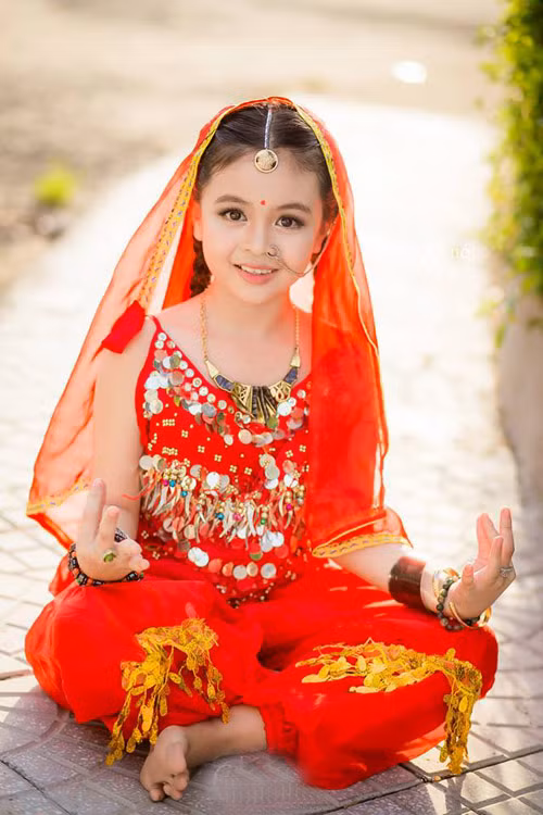 Vy được nhiều người yêu quý bởi khuôn mặt dễ thương và tính cách cởi mở, hòa đồng.