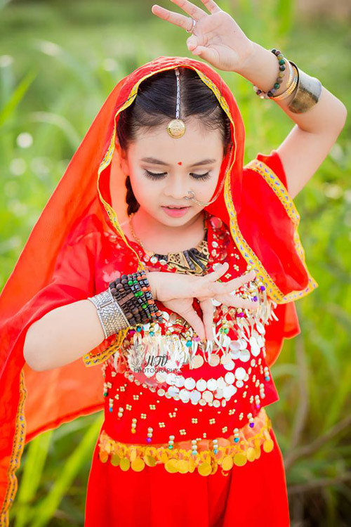  Cô dâu 8 tuổi phiên bản Việt này chính là Nguyễn Nhật Tường Vy, học sinh lớp 3 trường Tiểu học Trần Phú, Quãng Ngãi. Năm nay Vy cũng vừa tròn 8 tuổi.