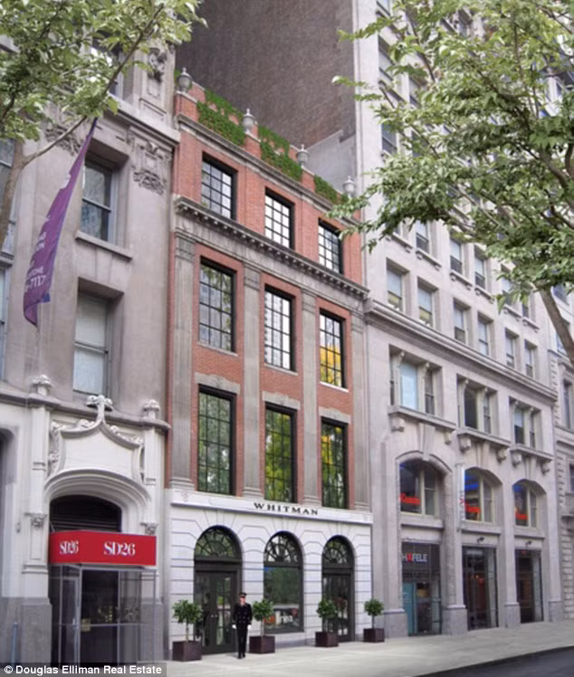 Nó là căn hộ dài nhất New York, nằm trải dài trên một tầng của tòa nhà The Whitman, chạy từ đường số 26 đến đường 27 của đại lộ Madison, New York (Mỹ).