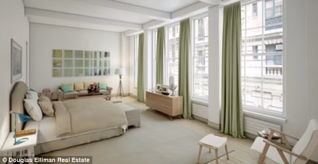 Sân thượng của căn hộ có một khoảng đất rộng hơn 20 m2 để trồng trọt. Ngoài ra bên trong còn chứa một nhà kho cá nhân.