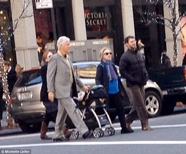 Hiện, vợ chồng Chelsea Clinton sống cùng với cô con gái Charlotte tại căn hộ. Ảnh ông bà Hillary Clinton và Bill Clinton cùng con gái Chelsea và con rể Marc Mezvinsky băng qua đường ở khu Fifth Ave, E. 19th St ở quận Flatiron, thành phố New York. Nơi này gần với khu căn hộ của vợ chồng Chelsea.