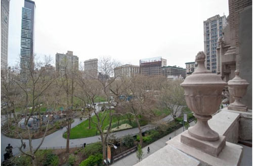 Căn hộ nằm trong tòa nhà The Whitman đối diện với công viên quảng trường Madison, một trong những khu nhà ở mà nhiều người mơ ước nhất ở thành phố New York. Mỗi tầng của tòa nhà chỉ có duy nhất một căn hộ và cầu thang máy có chìa khóa riêng. Trong tòa nhà còn có một phòng tập thể dục. Ảnh: Tầm nhìn từ căn hộ ra công viên quảng trường Madison.