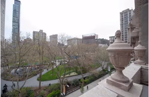 Căn hộ nằm trong tòa nhà The Whitman đối diện với công viên quảng trường Madison, một trong những khu nhà ở mà nhiều người mơ ước nhất ở thành phố New York. Mỗi tầng của tòa nhà chỉ có duy nhất một căn hộ và cầu thang máy có chìa khóa riêng. Trong tòa nhà còn có một phòng tập thể dục. Ảnh: Tầm nhìn từ căn hộ ra công viên quảng trường Madison.