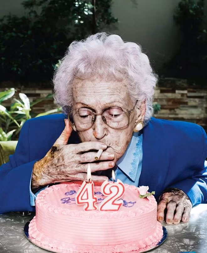 Ở tuổi 42 nhưng người phụ nữ trong ảnh lại mang ngoại hình của một cụ già. Bức ảnh tuyên truyền cho ngày Thế giới không thuốc lá 31/5 với thông điệp: Hút thuốc lá khiến bạn lão hóa sớm.