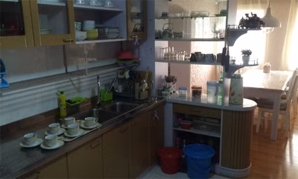 Phòng bếp sạch sẽ, có bồn rửa đôi. Phía ngoài đặt bàn ăn luôn nhận được ánh sáng tự nhiên vào ban ngày.