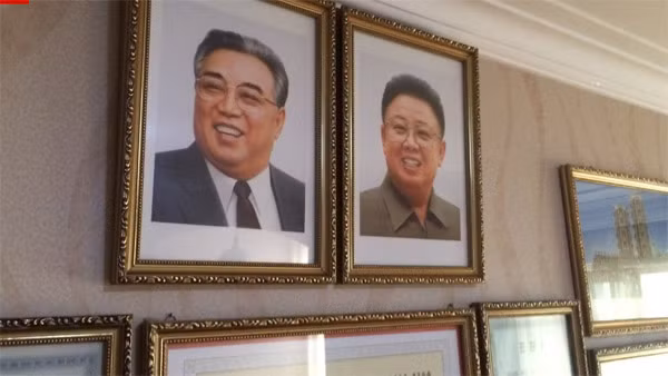 Mỗi ngôi nhà ở Bình Nhưỡng đều treo ảnh các cố lãnh đạo Kim Il Sung và Kim Jong Il. Nhà cửa được chính phủ thiết kế và cấp miễn phí. Những người muốn chuyển đi phải đăng ký để trao đổi với những người khác.