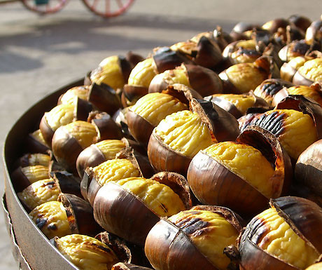 Những mẻ hạt dẻ nướng tách vỏ vàng ươm, thơm phức, hấp dẫn người qua đường.