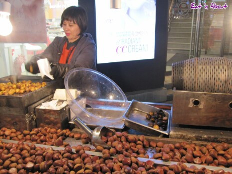 Hàng ngày, món hạt dẻ nướng thơm ngậy ngậy bùi bùi vẫn lan tỏa khắp hàng quán vỉa hè trên khắp xứ sở kim chi.