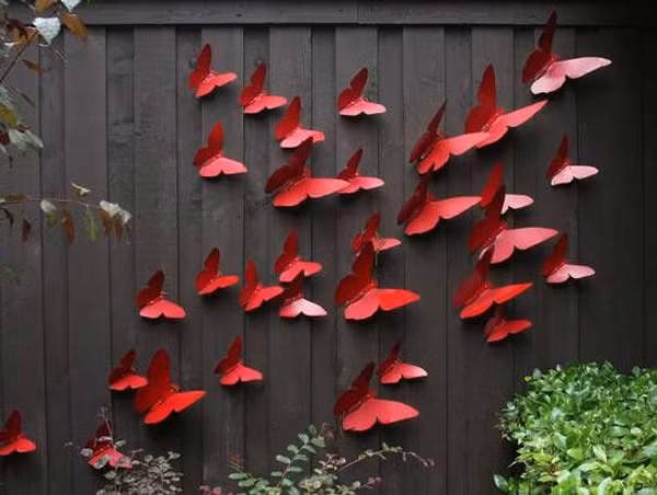 Những con bướm trang trí tường rào có thể làm từ mảnh sắt không dùng tới.