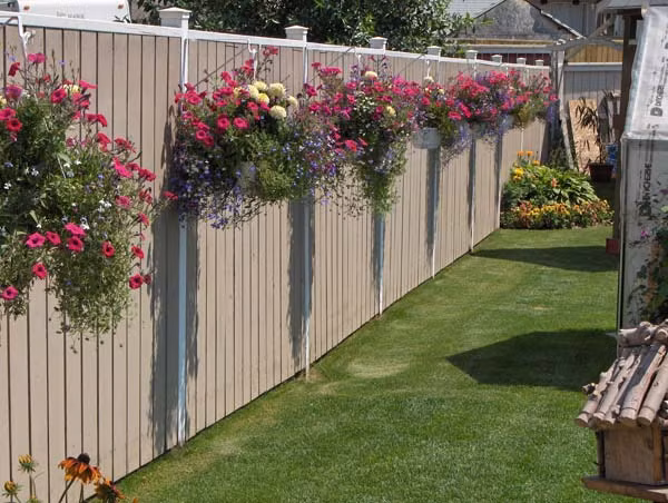 Những giỏ hoa từ những chiếc xô chậu cũ tuyệt đẹp. Bạn có thể sơn lại bề mặt những chiếc xô cũ để chúng trông nổi bật hơn.